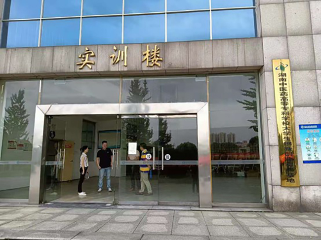 中南制藥機械廠組織人員前往湖南中醫藥高等專科學校現場勘查